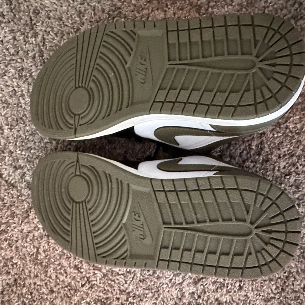 Jordan Boys Black and White Sneakers - Picture 6 of 8